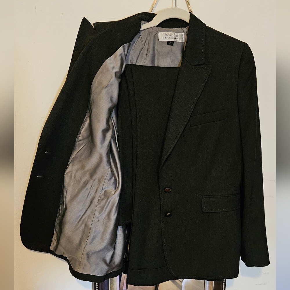 Tailored Women's Tahari Pants Suit size 14 by Arthur S Levine